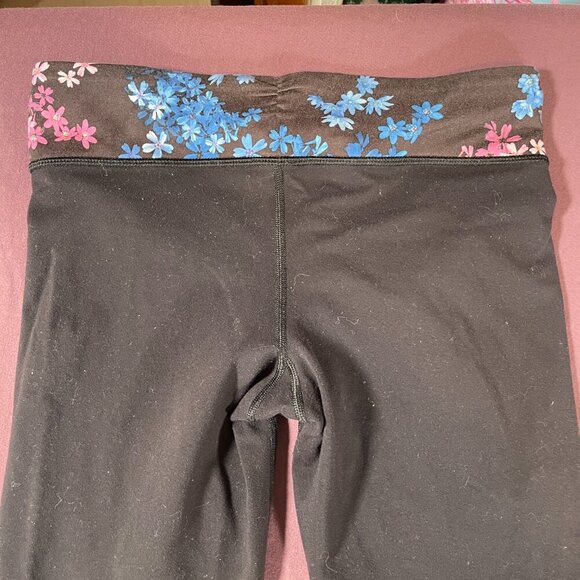 Lululemon Gather & Crow Crop *Full-On Luon Black / Petal Pop Multi - Size 4 - Picture 8 of 8